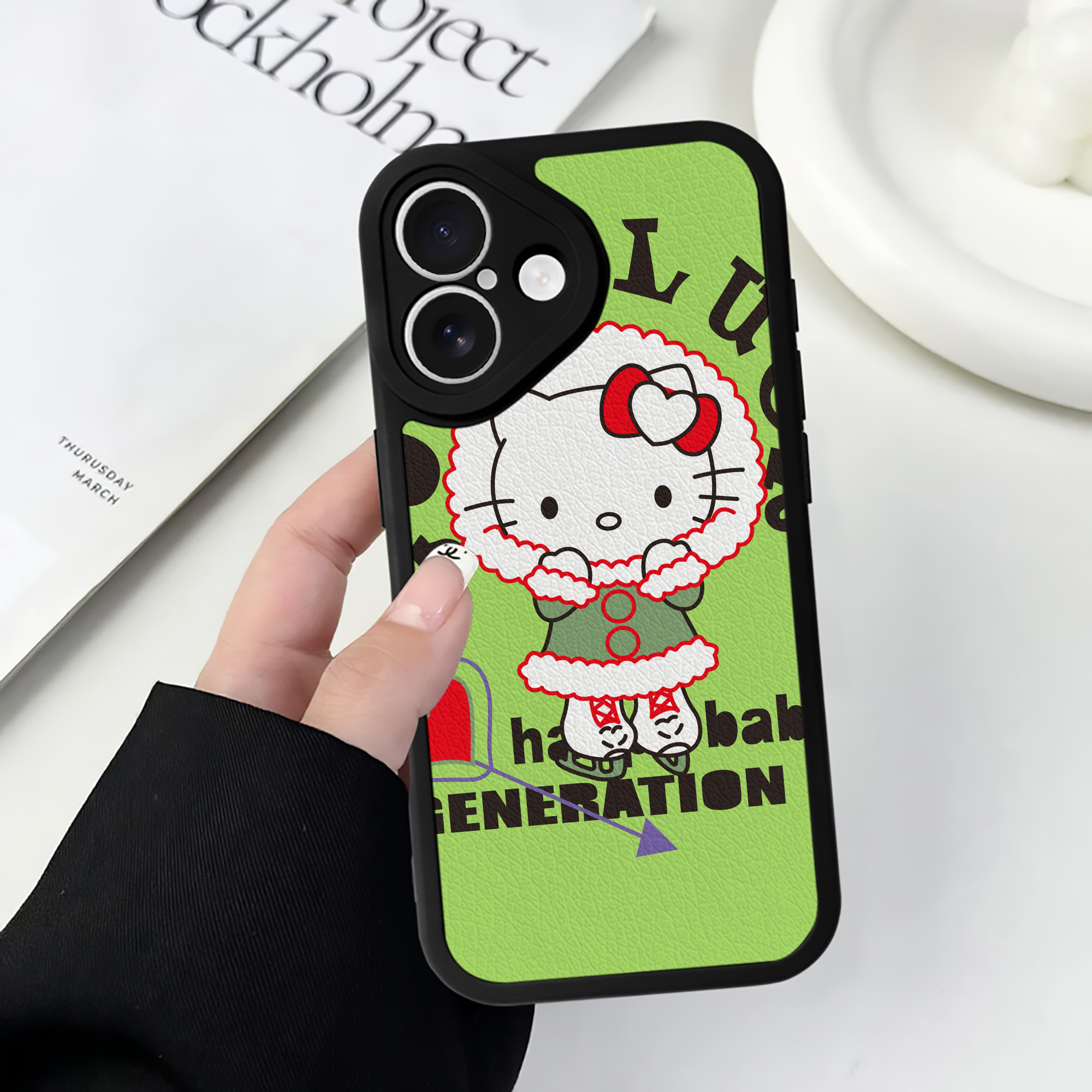 （画像用） Hello Kitty ハローキティ 【iPhone 16シリーズ対応】シリコンスマホケース（レザー調） 材質：シリコン